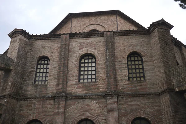 Ravenna, İtalya - 14 Ağustos 2019 : San Vitale Bazilikası dış görünümü
