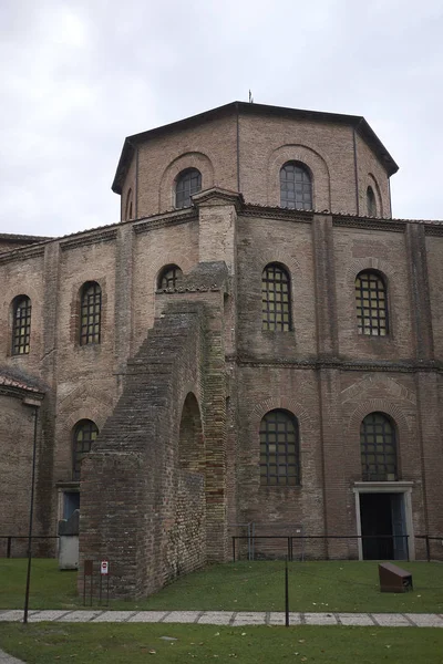 Ravenna, İtalya - 14 Ağustos 2019 : San Vitale Bazilikası dış görünümü