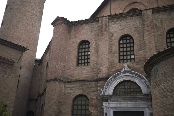 Ravenna, İtalya - 14 Ağustos 2019 : San Vitale Bazilikası dış görünümü
