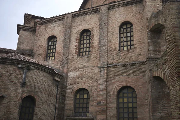 Ravenna, İtalya - 14 Ağustos 2019 : San Vitale Bazilikası dış görünümü
