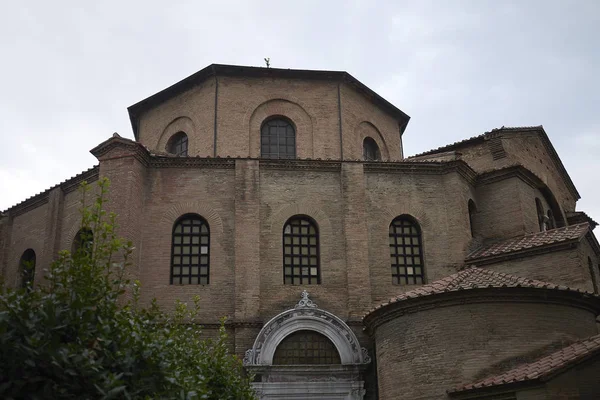 Ravenna, İtalya - 14 Ağustos 2019 : San Vitale Bazilikası dış görünümü