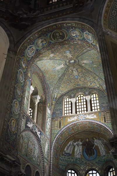 Ravenna, İtalya - 14 Ağustos 2019 : San Vitale Bazilikası iç görünümü