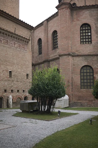 Ravenna, İtalya - 14 Ağustos 2019 : San Vitale Bazilikası dış görünümü