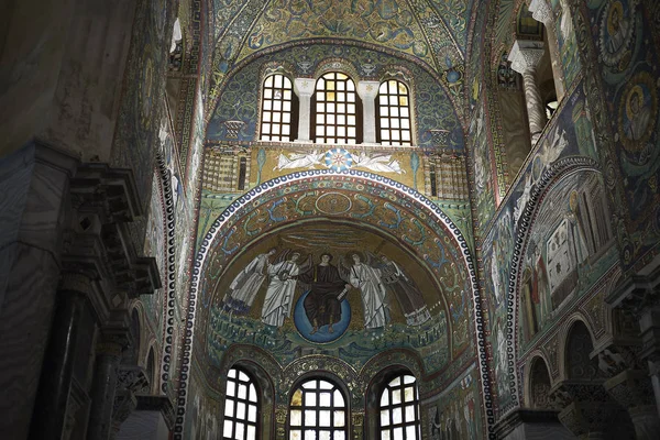Ravenna, İtalya - 14 Ağustos 2019 : San Vitale Bazilikası iç görünümü
