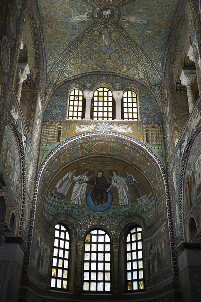 Ravenna, İtalya - 14 Ağustos 2019 : San Vitale Bazilikası iç görünümü