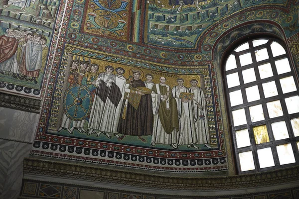 Ravenna, İtalya - 14 Ağustos 2019 : San Vitale Bazilikası iç görünümü