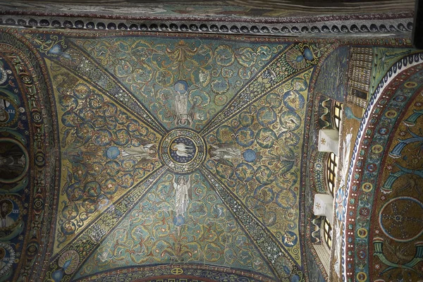 Ravenna, İtalya - 14 Ağustos 2019 : San Vitale Bazilikası iç görünümü