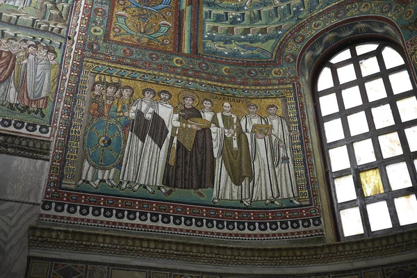 Ravenna, İtalya - 14 Ağustos 2019 : San Vitale Bazilikası iç görünümü