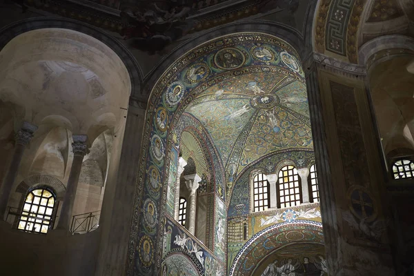 Ravenna, İtalya - 14 Ağustos 2019 : San Vitale Bazilikası iç görünümü