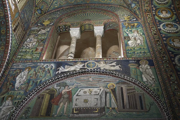 Ravenna, İtalya - 14 Ağustos 2019 : San Vitale Bazilikası iç görünümü