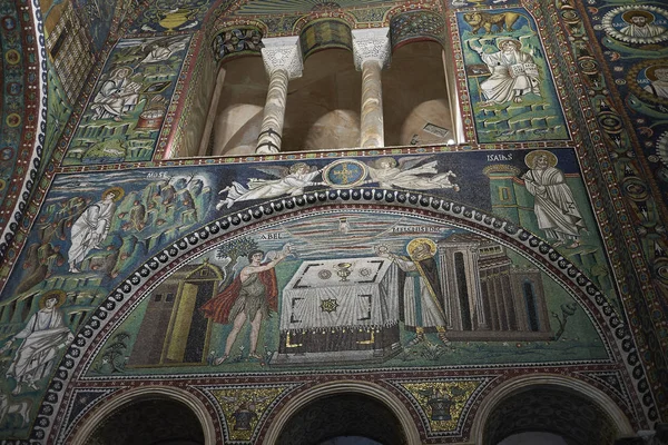 Ravenna, İtalya - 14 Ağustos 2019 : San Vitale Bazilikası iç görünümü
