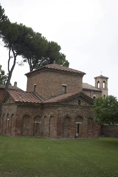Ravenna, İtalya - 14 Ağustos 2019 : Galla Placidia Mozolesi görünümü