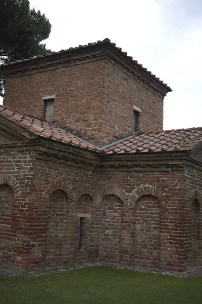 Ravenna, İtalya - 14 Ağustos 2019 : Galla Placidia Mozolesi görünümü