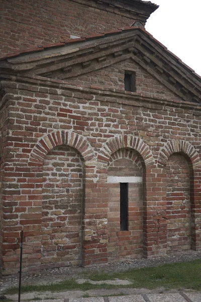 Ravenna, İtalya - 14 Ağustos 2019 : Galla Placidia Mozolesi görünümü