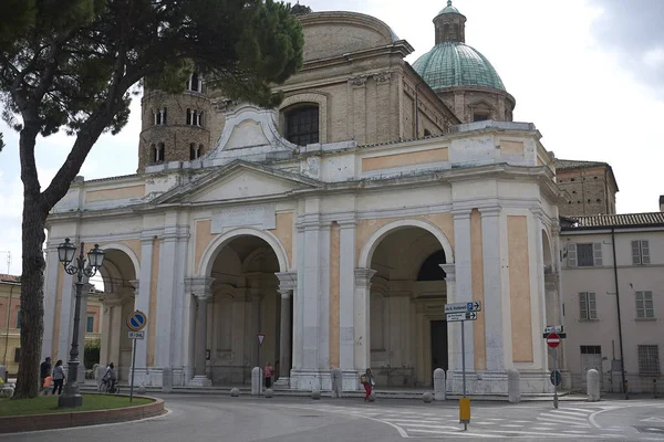 Ravenna, İtalya - 14 Ağustos 2019 : Ravenna katedral cephesi nin görünümü