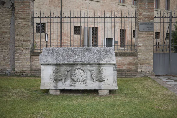 Ravenna Italia Agosto 2019 Sarcófagos Jardín Basílica San Vitale — Foto de Stock