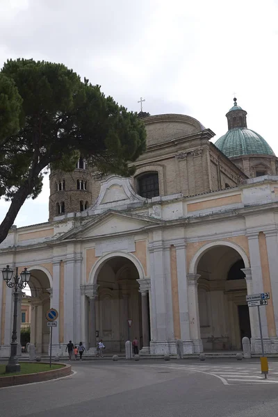 Ravenna, İtalya - 14 Ağustos 2019 : Ravenna katedral cephesi nin görünümü