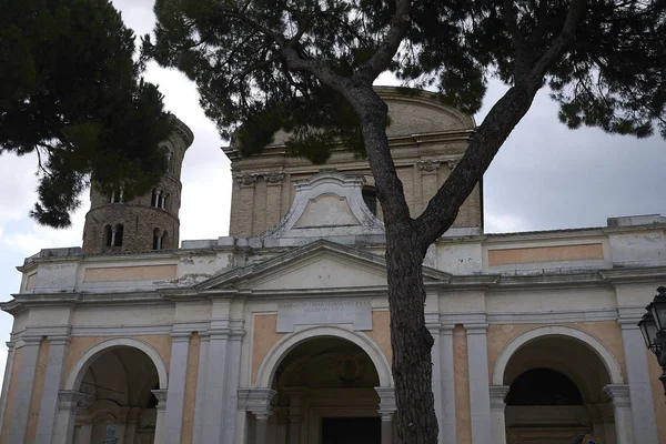 Ravenna, İtalya - 14 Ağustos 2019 : Ravenna katedral cephesi nin görünümü