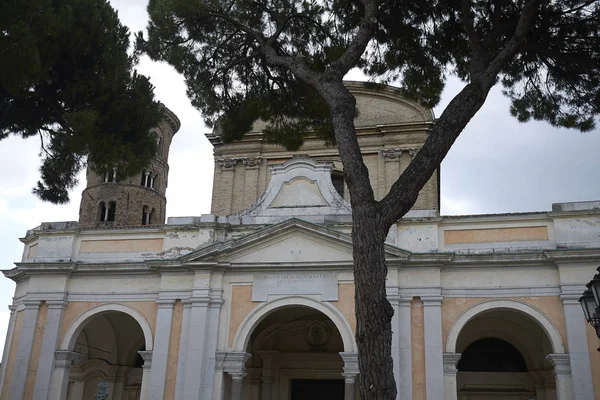 Ravenna, İtalya - 14 Ağustos 2019 : Ravenna katedral cephesi nin görünümü