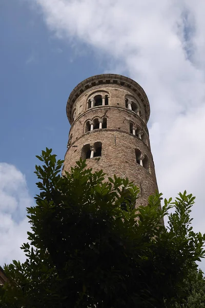 Ravenna, İtalya - 14 Ağustos 2019 : Ravenna katedral çan kulesi manzarası