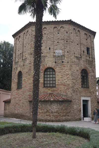 Ravenna, İtalya - 14 Ağustos 2019 : Battistero Neoniano dış görünümü