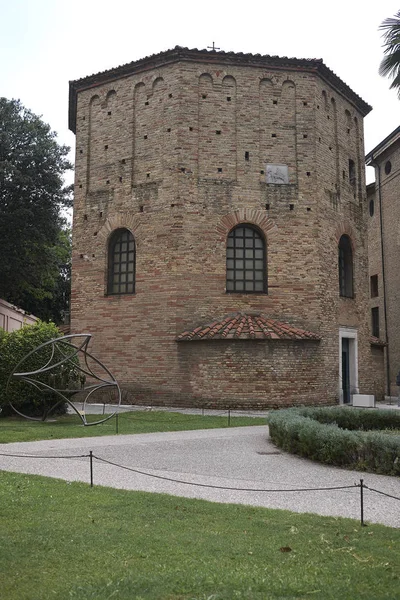 Ravenna, İtalya - 14 Ağustos 2019 : Battistero Neoniano dış görünümü