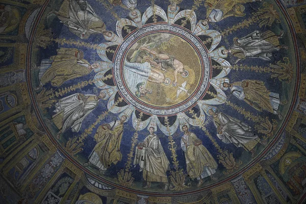 Ravenna, İtalya - 14 Ağustos 2019 : Battistero Neoniano tavan görünümü