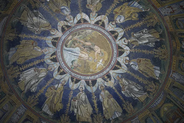 Ravenna, İtalya - 14 Ağustos 2019 : Battistero Neoniano tavan görünümü