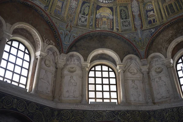 Ravenna, İtalya - 14 Ağustos 2019 : Battistero Neoniano iç görünümü