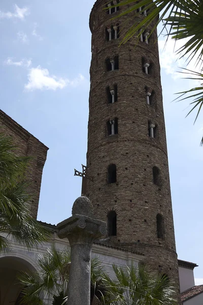 Ravenna, İtalya - 14 Ağustos 2019 : Santa Apollinare Nuovo bazilikası ve çan kulesi manzarası
