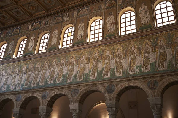 Ravenna, İtalya - 14 Ağustos 2019 : Santa Apollinare Nuovo bazilikası görünümü