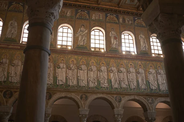 Ravenna, İtalya - 14 Ağustos 2019 : Santa Apollinare Nuovo bazilikası görünümü