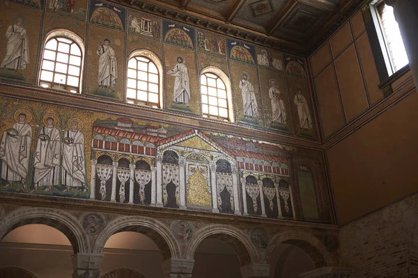 Ravenna, İtalya - 14 Ağustos 2019 : Santa Apollinare Nuovo bazilikası görünümü