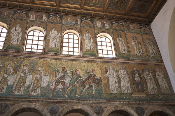 Ravenna, İtalya - 14 Ağustos 2019 : Santa Apollinare Nuovo bazilikası görünümü
