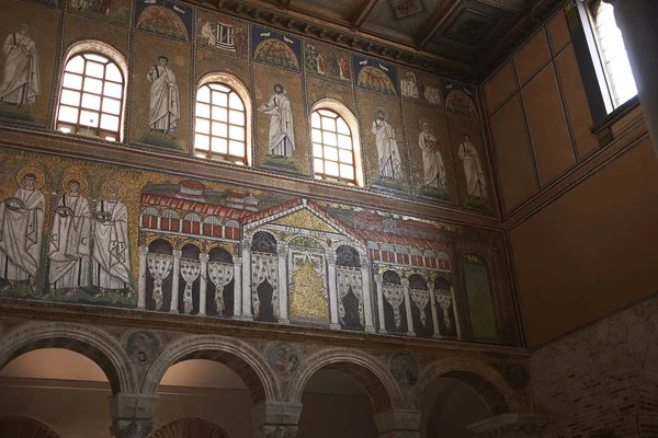 Ravenna, İtalya - 14 Ağustos 2019 : Santa Apollinare Nuovo bazilikası görünümü