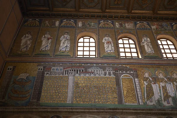 Ravenna, İtalya - 14 Ağustos 2019 : Santa Apollinare Nuovo bazilikası görünümü