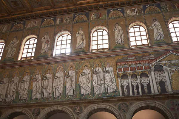 Ravenna, İtalya - 14 Ağustos 2019 : Santa Apollinare Nuovo bazilikası görünümü