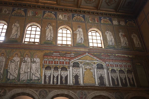 Ravenna, İtalya - 14 Ağustos 2019 : Santa Apollinare Nuovo bazilikası görünümü