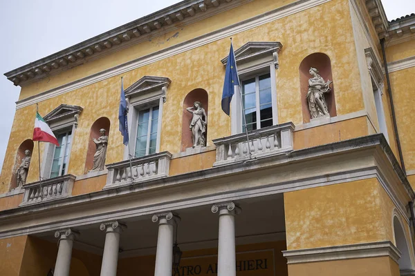 Ravenna, İtalya - 14 Ağustos 2019 : Dante Alighieri tiyatrosunun görünümü