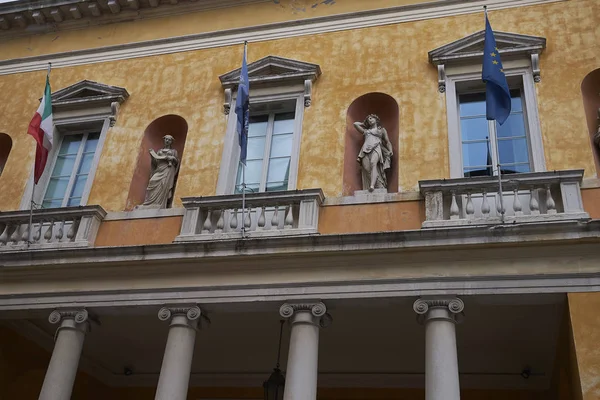 Ravenna, İtalya - 14 Ağustos 2019 : Dante Alighieri tiyatrosunun görünümü