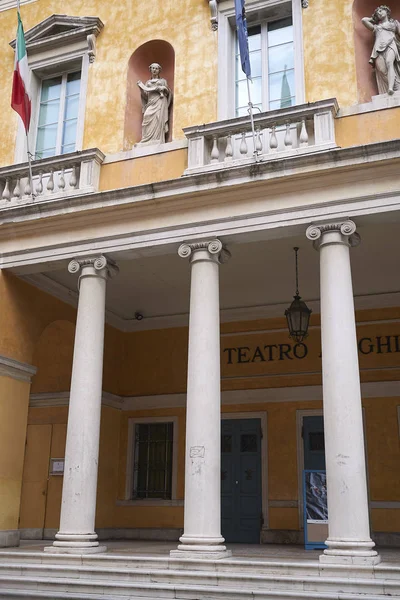 Ravenna, İtalya - 14 Ağustos 2019 : Dante Alighieri tiyatrosunun görünümü
