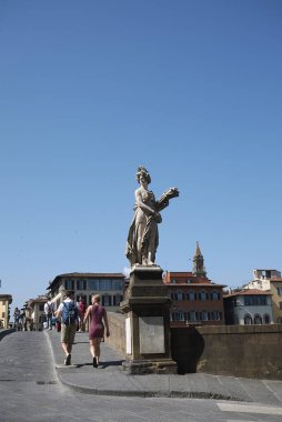 Firenze, İtalya - 21 Haziran 2018 : Giovanni Caccini'nin Ponte Santa Trinita'daki (Holy Trinity Köprüsü) yaz heykeli, dünyanın en eski eliptik kemer köprüsü.