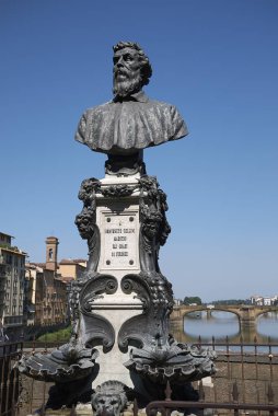 Firenze, İtalya - 21 Haziran 2018 : Ponte Vecchio'daki Benvenuto Cellini büstü görünümü