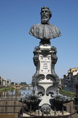 Firenze, İtalya - 21 Haziran 2018 : Ponte Vecchio'daki Benvenuto Cellini büstü görünümü