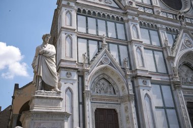 Firenze, İtalya - 21 Haziran 2018 : Santa Croce kilisesi ve Dante Alighieri heykelinin görünümü