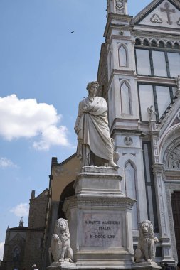 Firenze, İtalya - 21 Haziran 2018 : Santa Croce kilisesi ve Dante Alighieri heykelinin görünümü