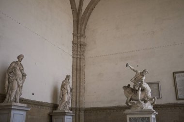Firenze, İtalya - 21 Haziran 2018 : Loggia dei Lanzi Heykeli (Herkül ve Nessus ve Sabina )