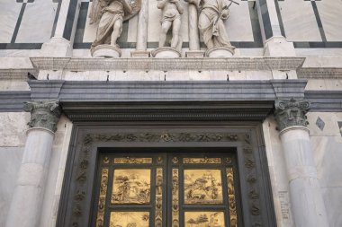 Firenze, İtalya - 21 Haziran 2018 : Lorenzo Ghiberti'nin Floransa Baptistery (Battistero di San Giovanni) Cennet Kapıları Manzarası