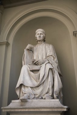 Firenze, İtalya - 21 Haziran 2018 : Palazzo dei Canonici'deki Arnolfo di Cambio heykeli