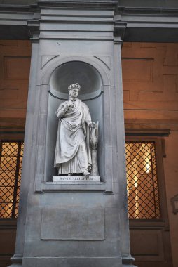 Floransa, İtalya - 27 Şubat 2019 : Uffizi Gallery avlusunda Dante Alighieri heykelinin görünümü